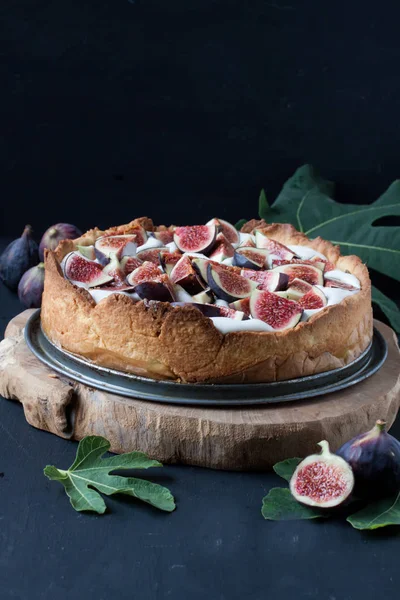 İncirli tart siyah bir zemin üzerine