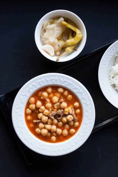 Harina de garbanzos con carne y arroz, pepinillos —  Fotos de Stock