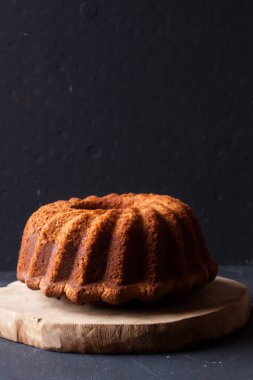 kek siyah bir zemin üzerine