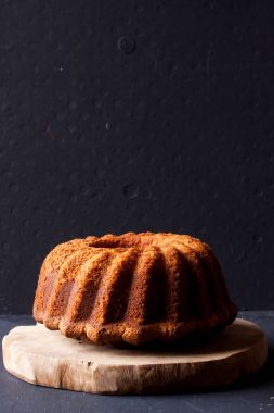 kek siyah bir zemin üzerine