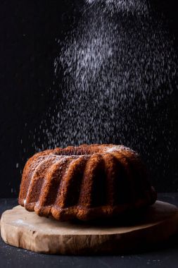 kek siyah bir zemin üzerine