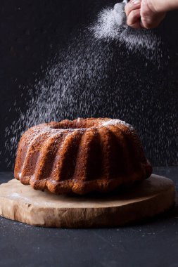 kek siyah bir zemin üzerine