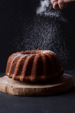 kek siyah bir zemin üzerine