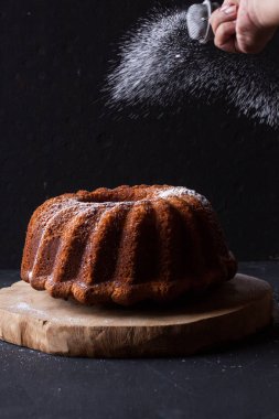 kek siyah bir zemin üzerine