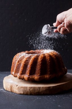 kek siyah bir zemin üzerine