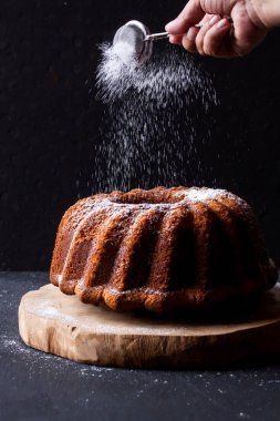 kek siyah bir zemin üzerine