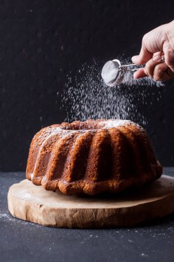 kek siyah bir zemin üzerine