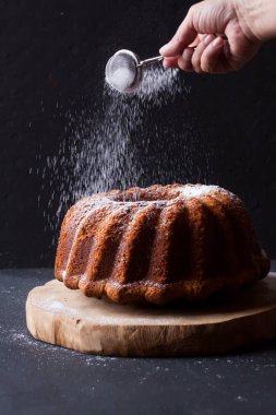 kek siyah bir zemin üzerine