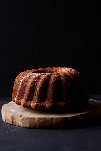 Bundt bolo em um fundo preto — Fotografia de Stock