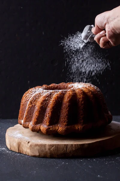 Pastel de paquete sobre un fondo negro — Foto de Stock