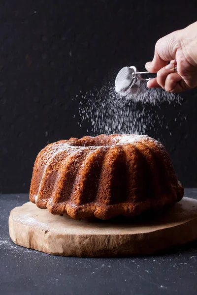 kek siyah bir zemin üzerine