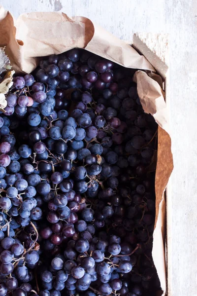 Органический чёрный виноград — стоковое фото