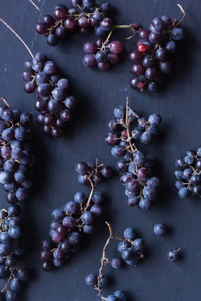 Biologische zwart druiven — Stockfoto