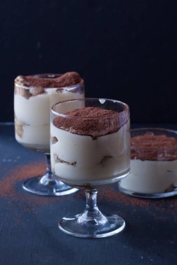 Tiramisu tatlı gözlük