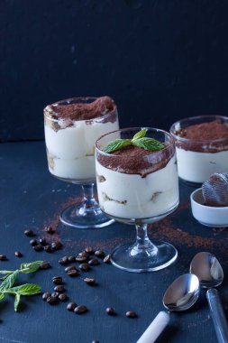 Tiramisu tatlı gözlük