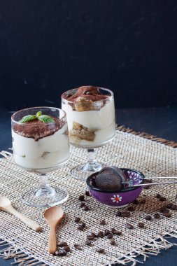 Tiramisu tatlı gözlük
