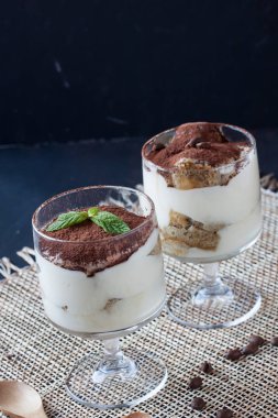 Tiramisu tatlı gözlük