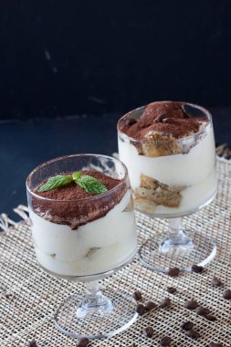 Tiramisu tatlı gözlük