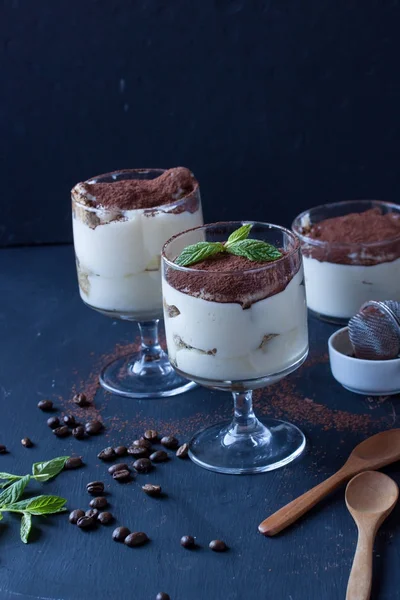 Sobremesas Tiramisu em copos — Fotografia de Stock