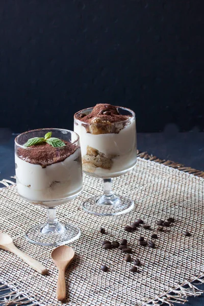 Sobremesas Tiramisu em copos — Fotografia de Stock