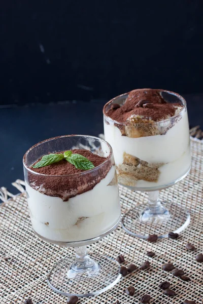 Sobremesas Tiramisu em copos — Fotografia de Stock