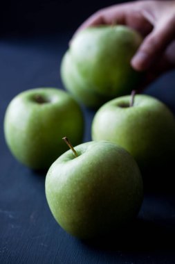 Siyah arkaplanda yeşil elmalar