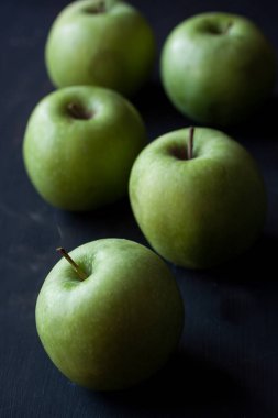 Siyah arkaplanda yeşil elmalar