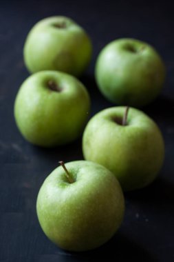 Siyah arkaplanda yeşil elmalar