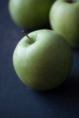 Siyah arkaplanda yeşil elmalar