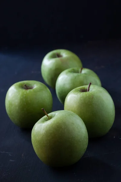 Pommes vertes sur fond noir — Photo