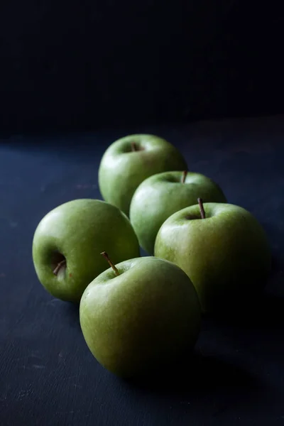 Maçãs verdes em um fundo preto — Fotografia de Stock