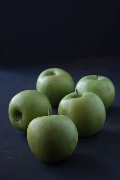 Groene appels op een zwarte achtergrond — Stockfoto