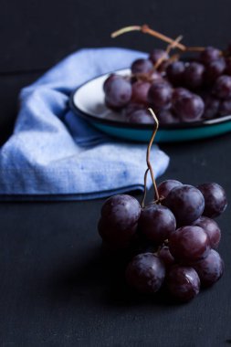 Siyah bir arka plan üzerinde siyah üzüm