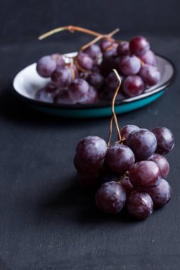 Siyah bir arka plan üzerinde siyah üzüm