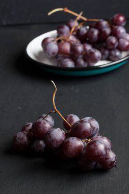 Siyah bir arka plan üzerinde siyah üzüm