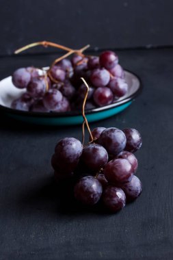 Siyah bir arka plan üzerinde siyah üzüm