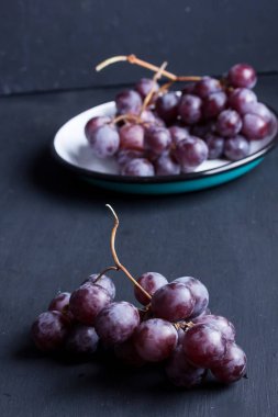 Siyah bir arka plan üzerinde siyah üzüm