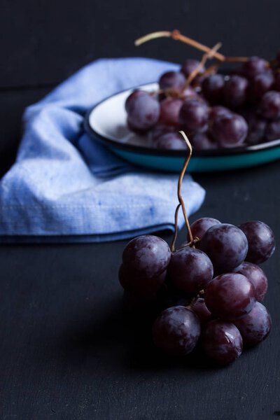 Черный виноград на черном фоне
