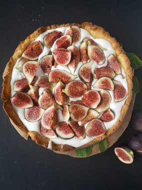 İncirli tart siyah bir zemin üzerine