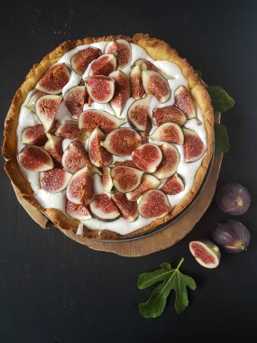 İncirli tart siyah bir zemin üzerine