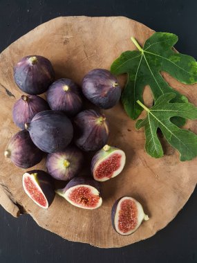 Siyah arkaplandaki incirler