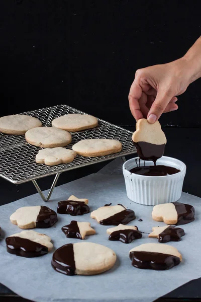 녹 인된 초콜릿, 초콜릿 퐁듀, 손을 잡고 쿠키와 쿠키 — 스톡 사진