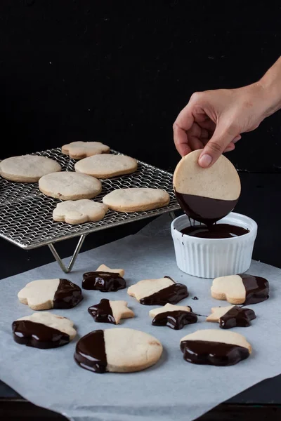 Biscuits au chocolat fondu, fondue au chocolat, biscuit à la main — Photo