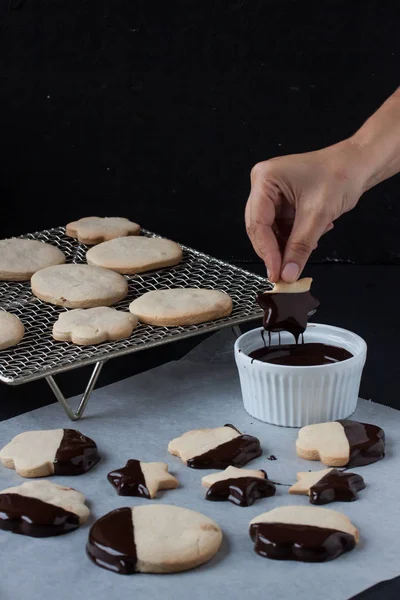 Galletas con chocolate derretido, fondue de chocolate, galletas de mano —  Fotos de Stock