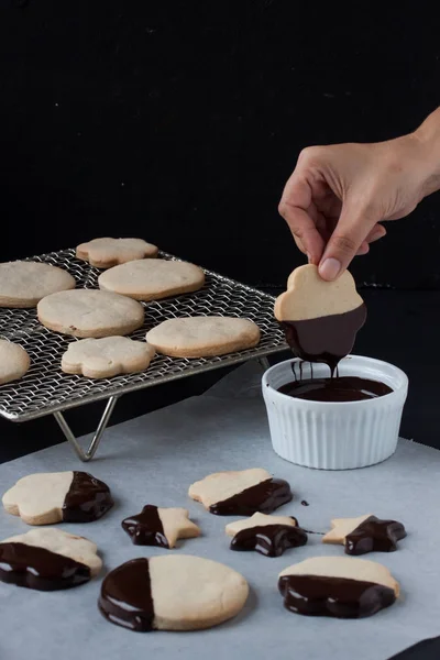 Galletas con chocolate derretido, fondue de chocolate, galletas de mano —  Fotos de Stock