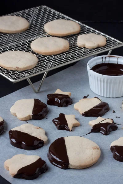 Galletas con chocolate derretido, fondue de chocolate — Foto de Stock