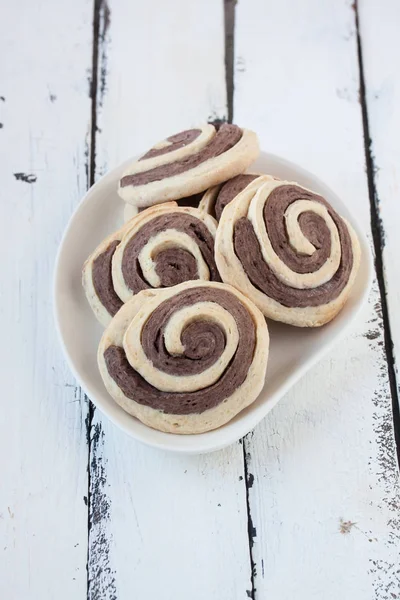 Biscotti a spirale su uno sfondo di legno bianco — Foto Stock