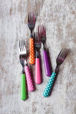 ahşap arka plan üzerinde renkli çatal