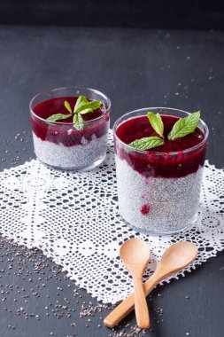 Chia tohum puding frambuaz sos ile