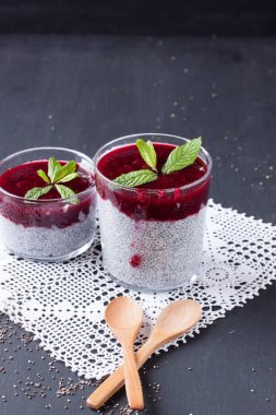 Chia tohum puding frambuaz sos ile
